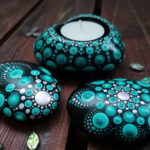 Svícen a dva kamínky - mandala