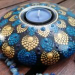 Svícen - mandala na kameni cca 14 cm