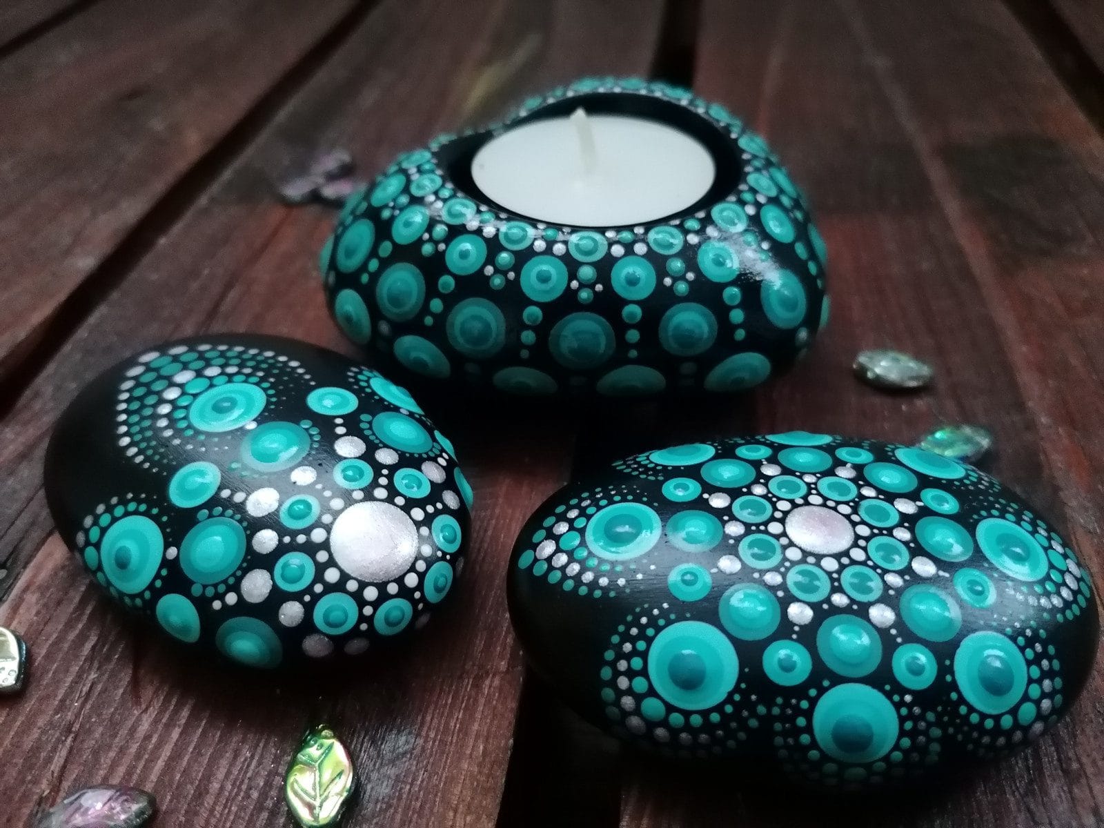 Svícen a dva kamínky - mandala