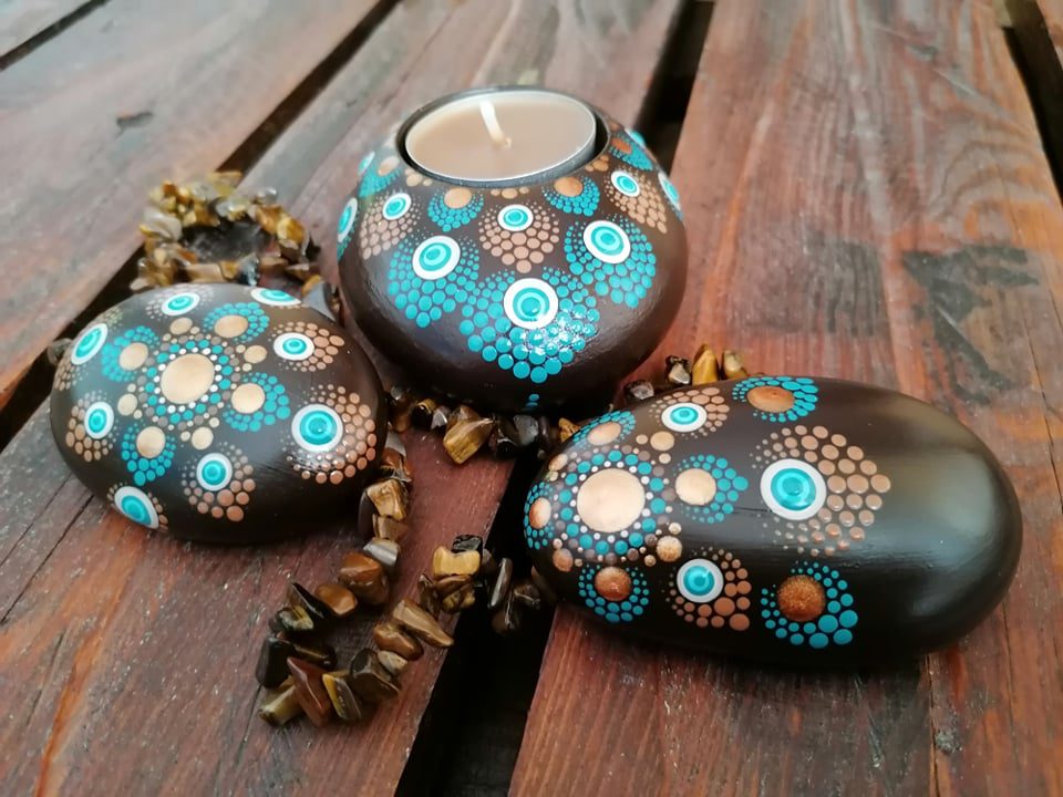 Svícen a dva kamínky - mandala