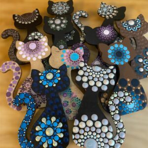 Dřevěná brož kočka – ručně malovaná dotting